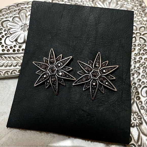 STAR FLOWER SHAPED SILVER & GUNMETAL TONE EARRINGS WITH MARCASITE STONES NIB - Picture 5 of 8